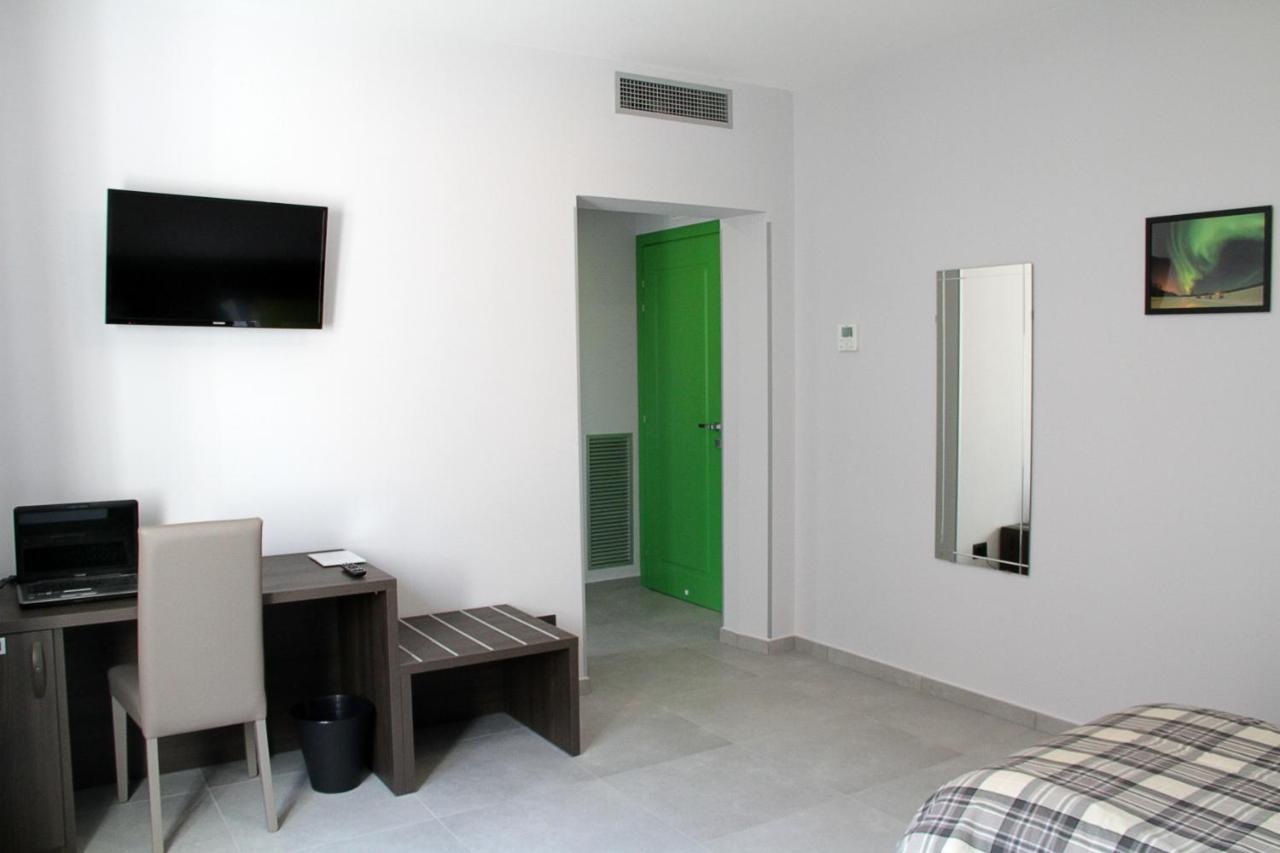 Easyroom Frosinone - Casello Autostradale Bagian luar foto