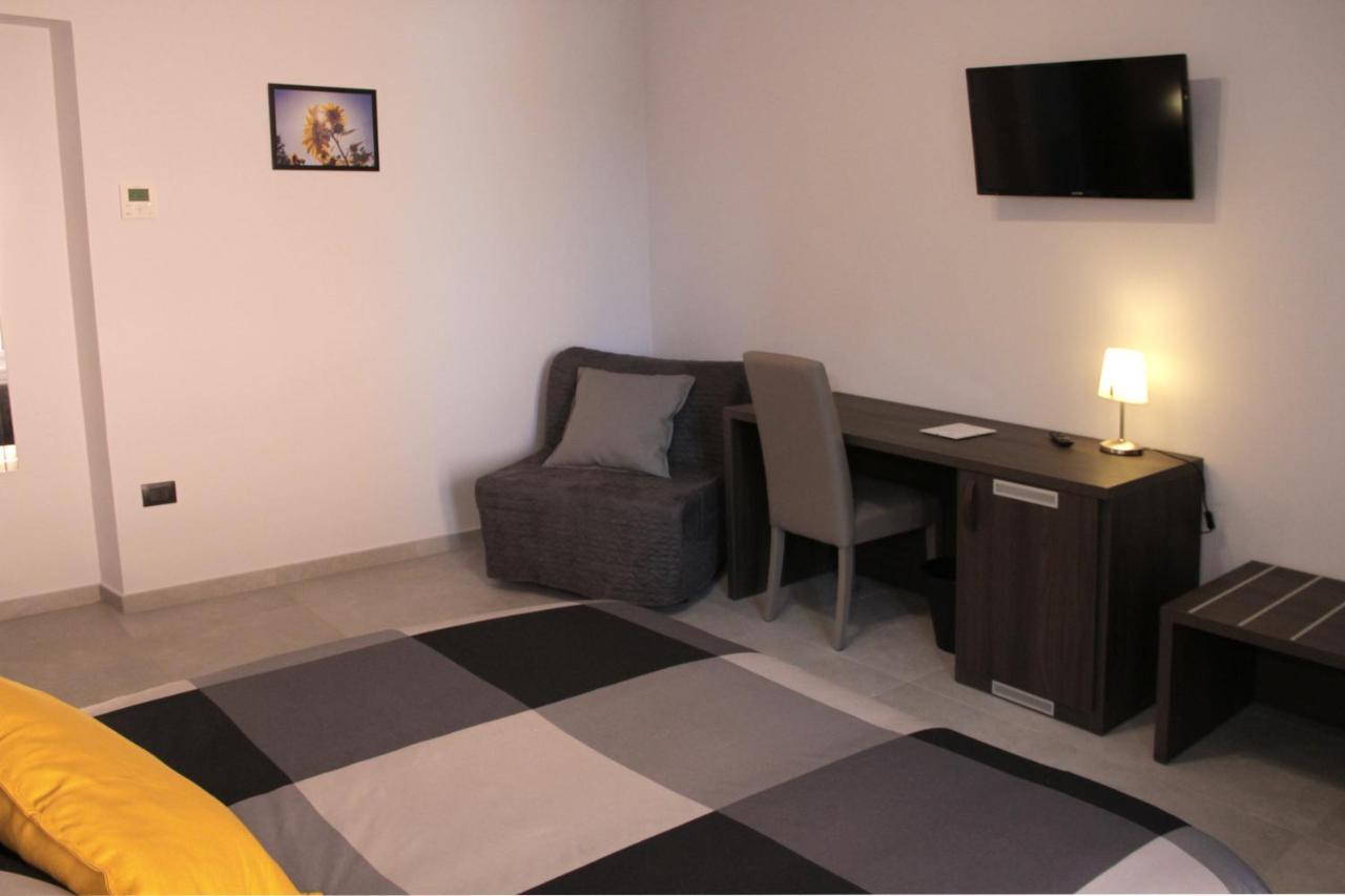 Easyroom Frosinone - Casello Autostradale Bagian luar foto