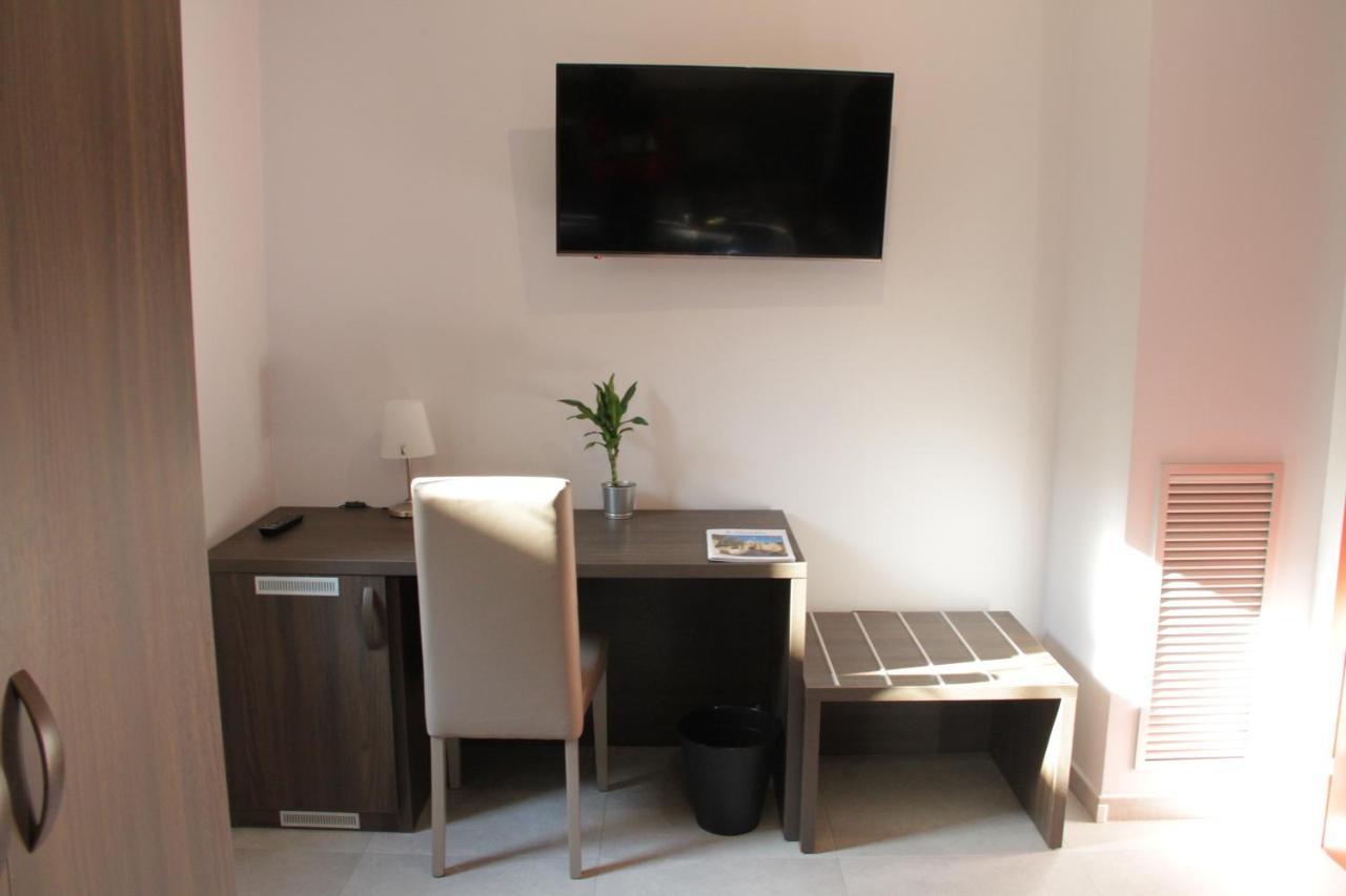 Easyroom Frosinone - Casello Autostradale Bagian luar foto